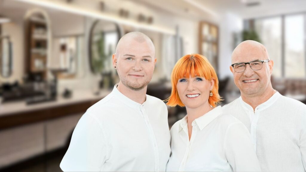 Das Team der WBA SCHULE. Zu sehen sind zwei Männer und eine Frau, die nebeneinander stehen. Von links nach rechts sieht man Dustin Gebhardt, in der Mitte Ines Gebhardt und ganz rechts Frank Gebhardt. Alle drei tragen ein weißes Hemd und lächeln in die Kamera.